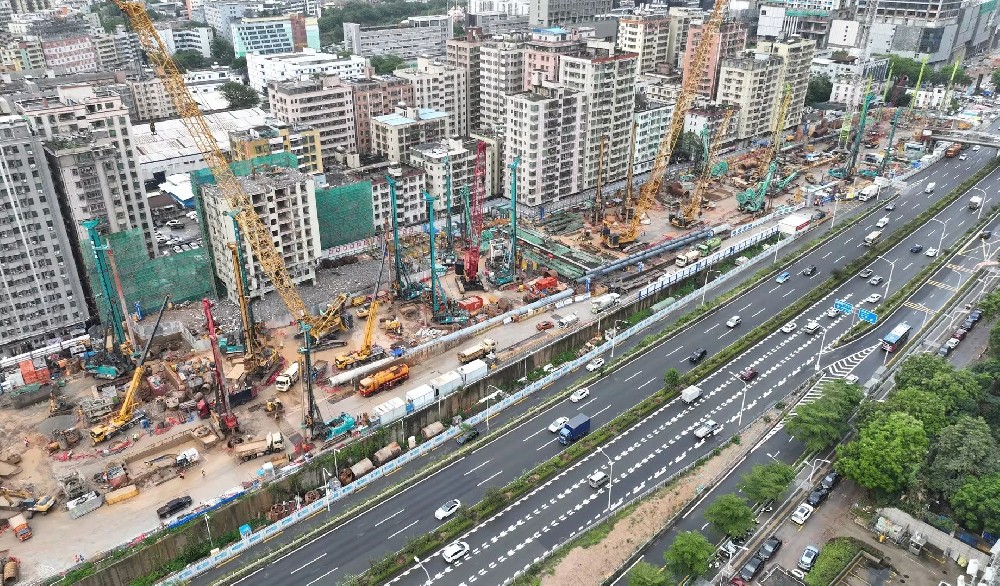 山河智能旋挖钻机助力深圳地铁五和站施工